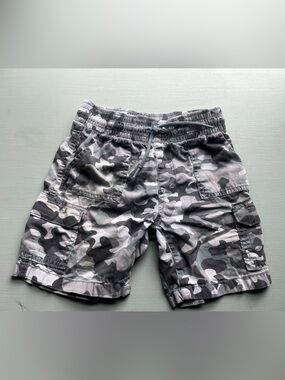 The Children’s Place Gray Winter Camo Cargo Shorts size 6T